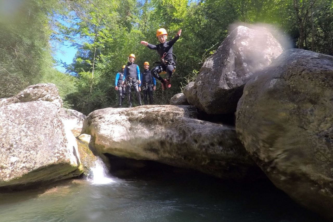 Family cannonballing in the Vall d'en Bas